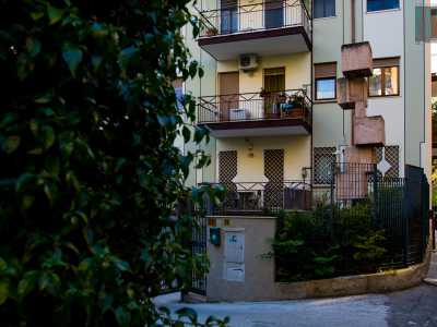 Ci spostiamo ora nella verde Poggiofranco �bassa�, l� dove in via Cardinale Marcello Mimmi, al civico 36, balzano agli occhi cinque cubi sovrapposti all�interno di un cortile
